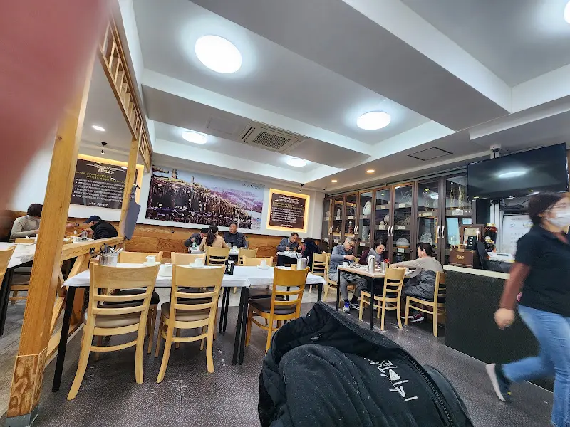 손님들로 가득 찬 식당 내부