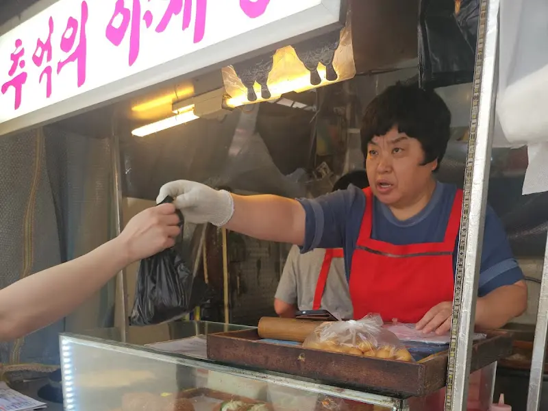 야채빵 판매하는 모습