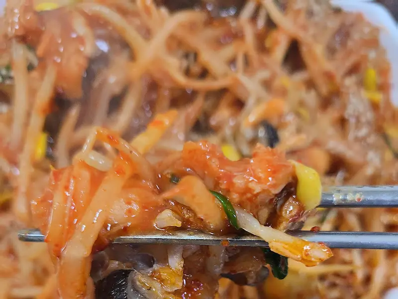 젓가락으로 집어올린 아구찜