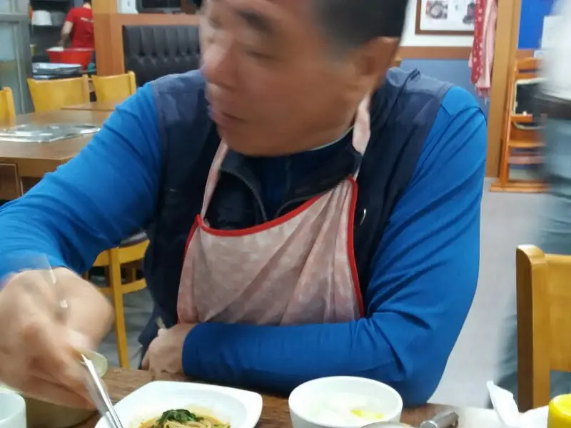 식사를 즐기는 손님