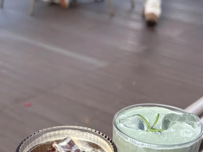 테이블 위에 놓여진 두 잔의 음료