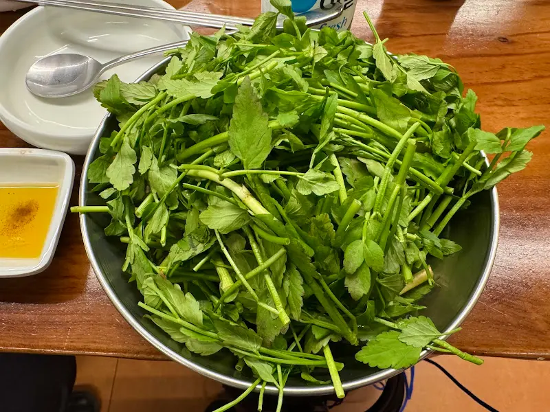 싱싱한 미나리 한 쟁반