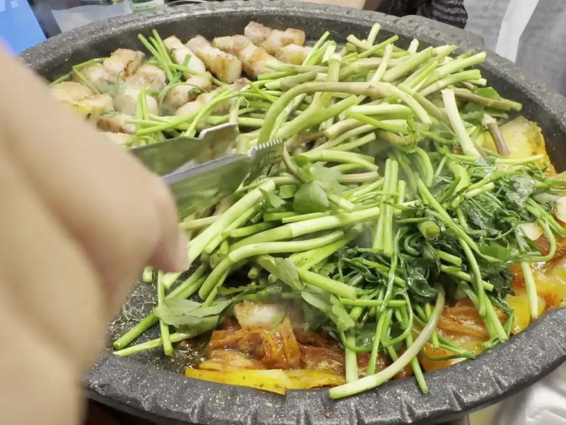 미나리 삼겹살이 익어가는 모습