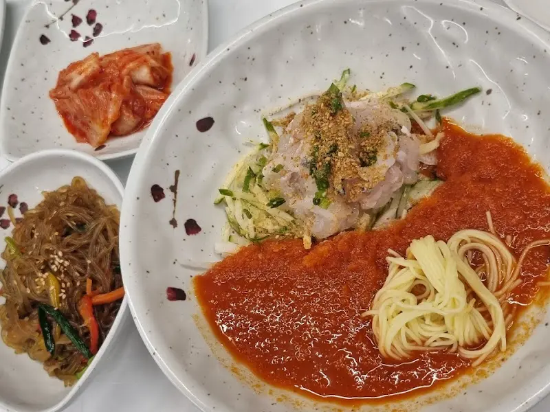 물회와 밑반찬 클로즈업