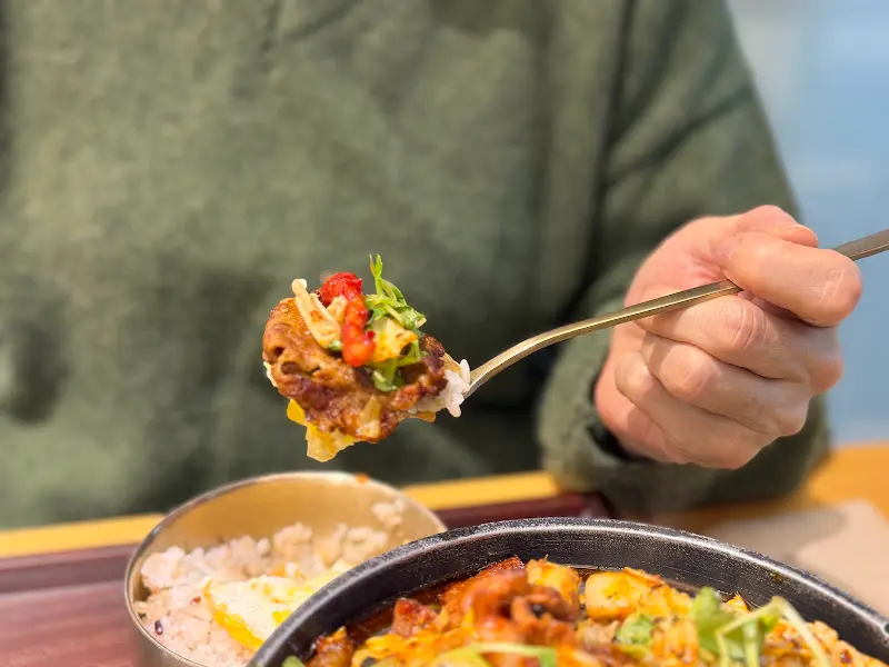 제육볶음 한 입