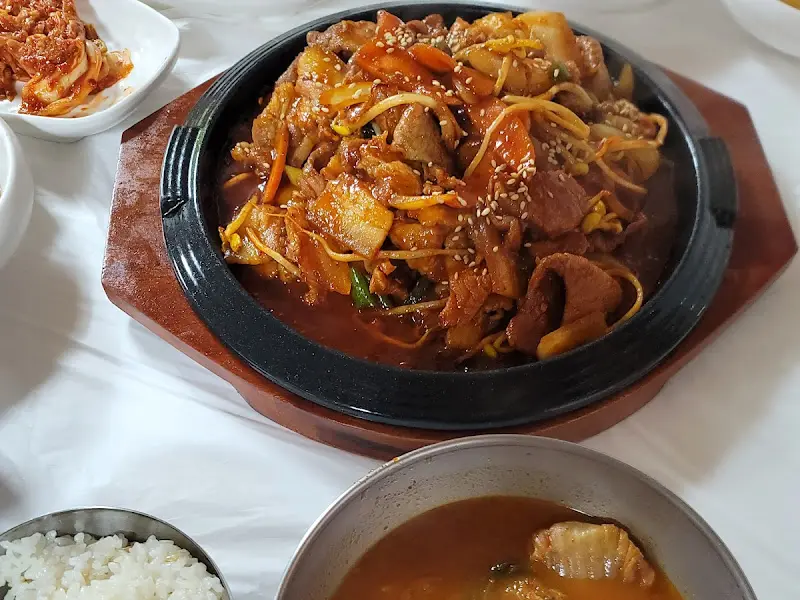 윤기가 흐르는 주물럭 쌈밥