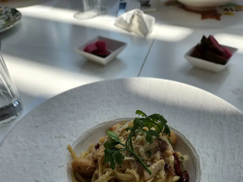 파스타 위에 올려진 바질