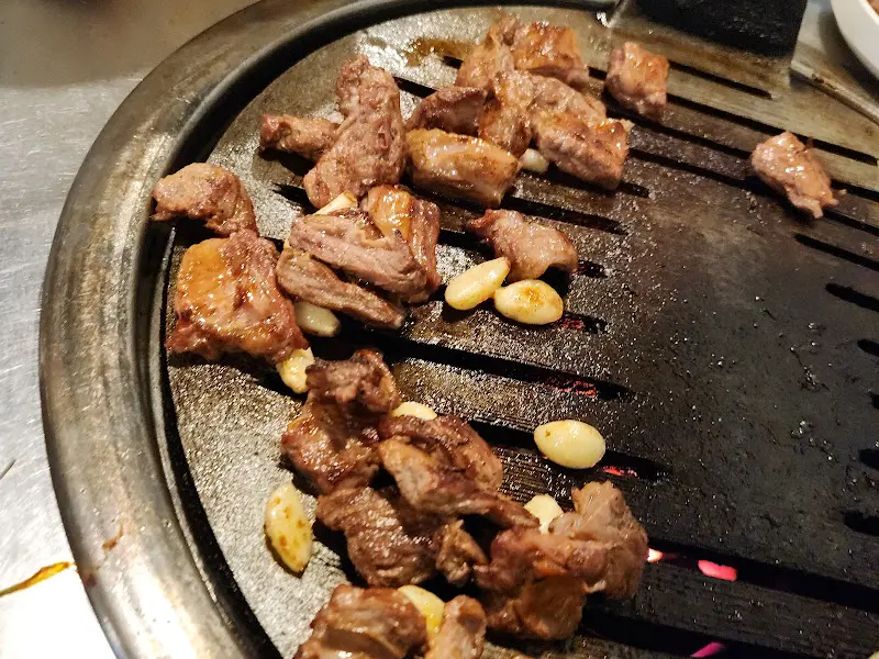 불판 위에서 익어가는 갈매기살과 마늘