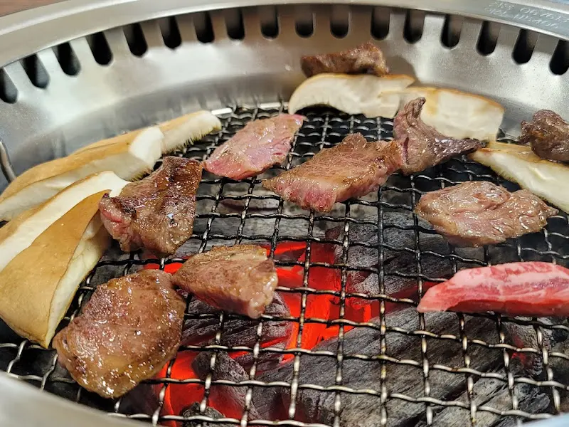 숯불 위에 구워진 꽃갈비살과 버섯