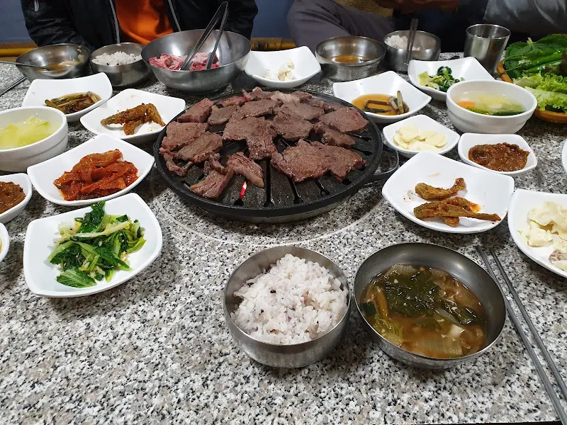 숯불 위에서 구워지는 영양 한우