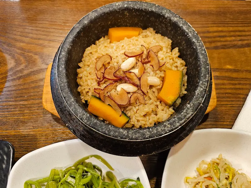 놋그릇에 담겨 나온 단호박 영양밥