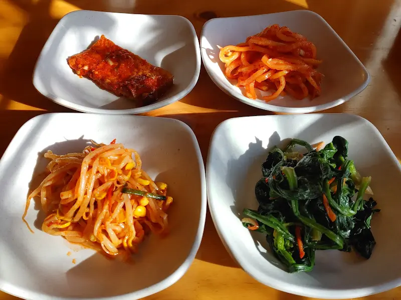 다양한 종류의 반찬들