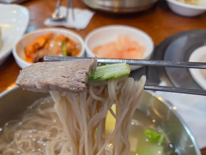 평양냉면 면과 고기를 함께