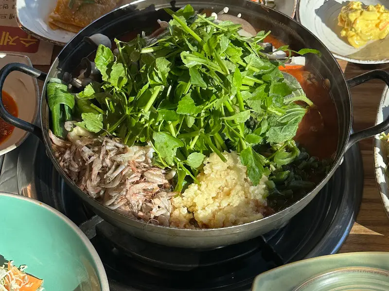 참게와 민물새우가 가득한 매운탕