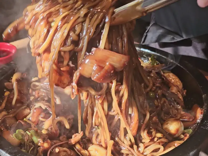 해산물이 듬뿍 들어간 돌짜장의 모습