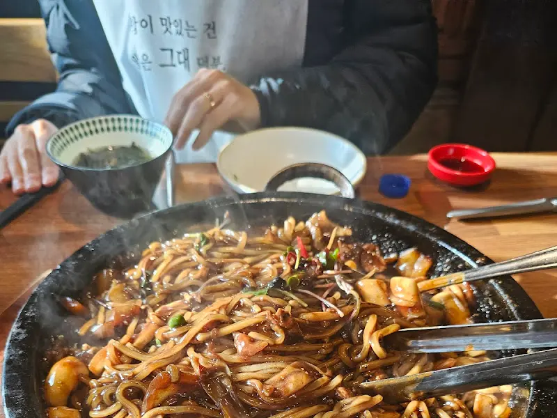 돌짜장 한 상 차림