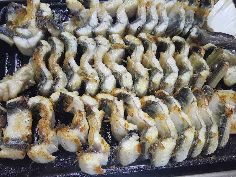 노릇하게 구워진 장어 단면