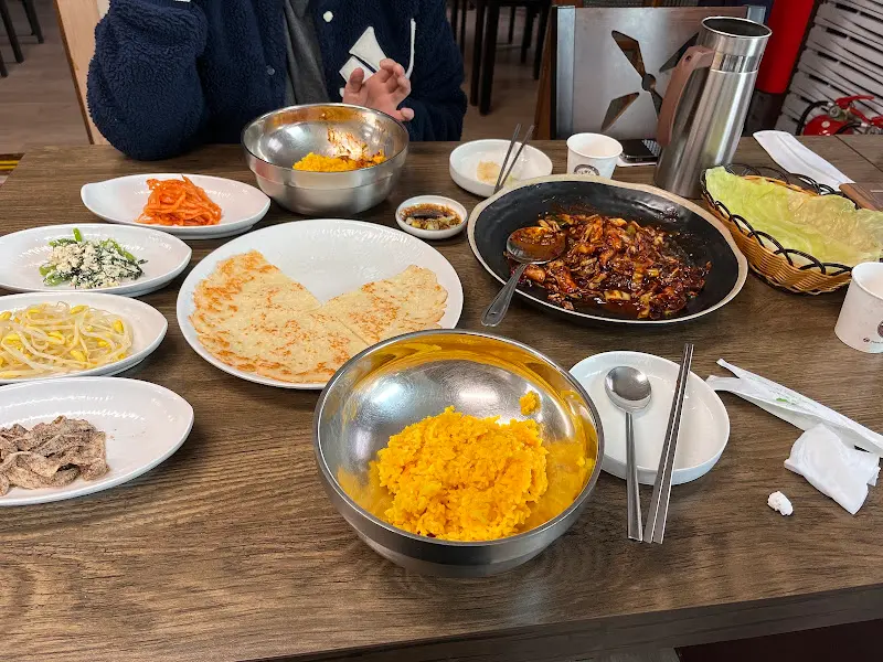 푸짐하게 차려진 쭈꾸미 볶음 한 상 차림