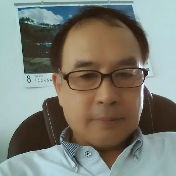 안경을 쓴 남성의 셀카