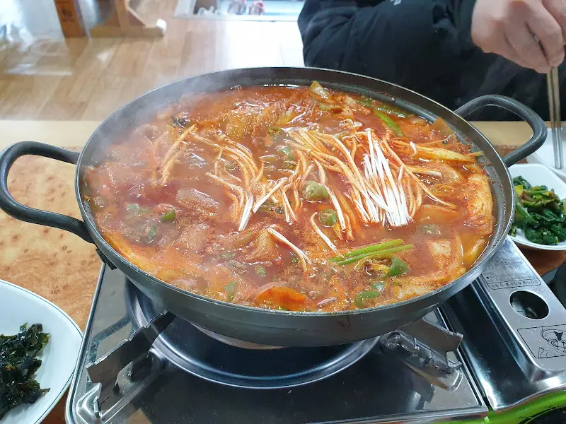 보글보글 끓는 김치찌개