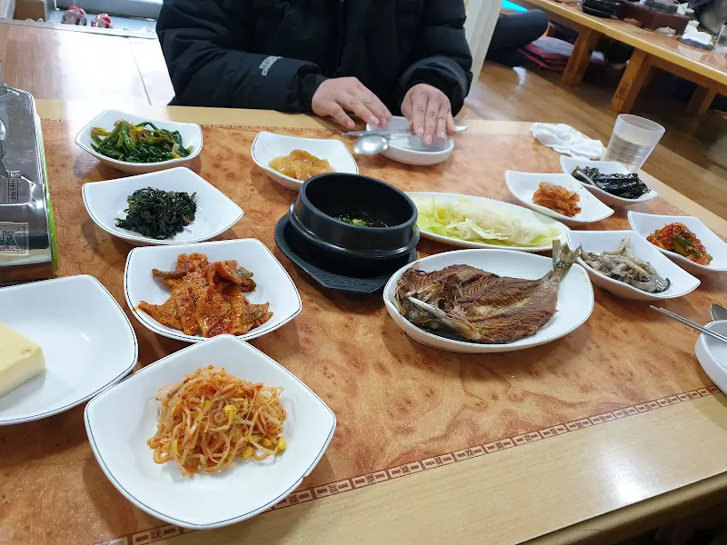 푸짐한 반찬과 고등어구이