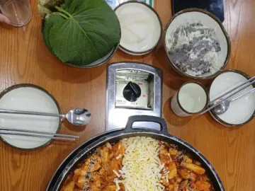 힙스터들의 성지, 종로에서 닭갈비 레전드 찍은 장인, 그 맛집의 비법 Yo!