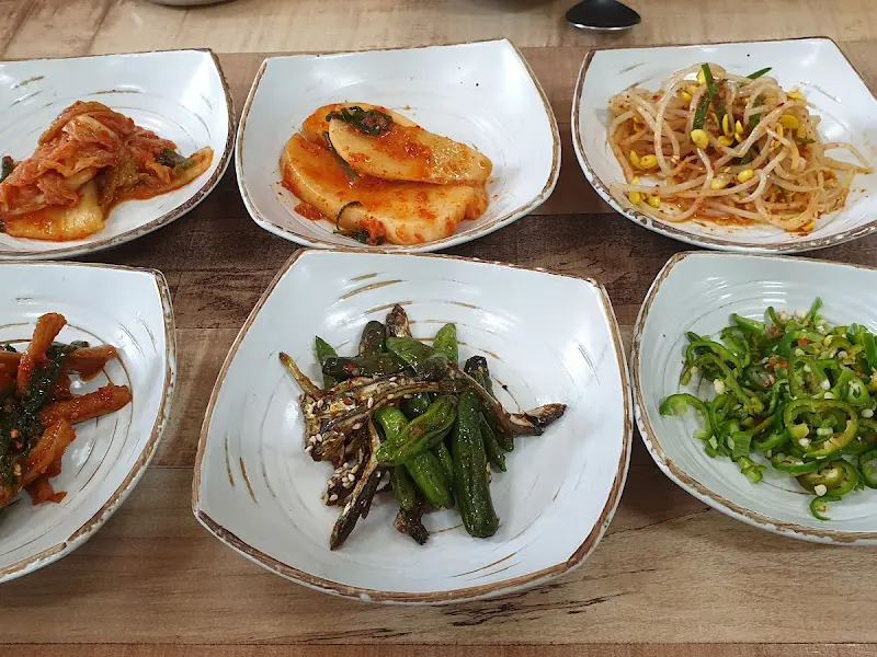 정갈하게 차려진 밑반찬