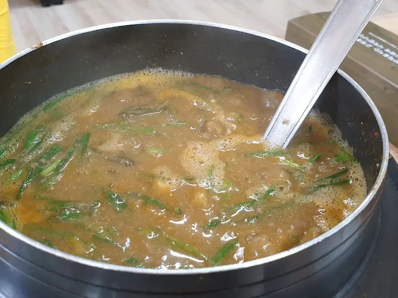 커다란 뚝배기에 담겨 나온 추어탕