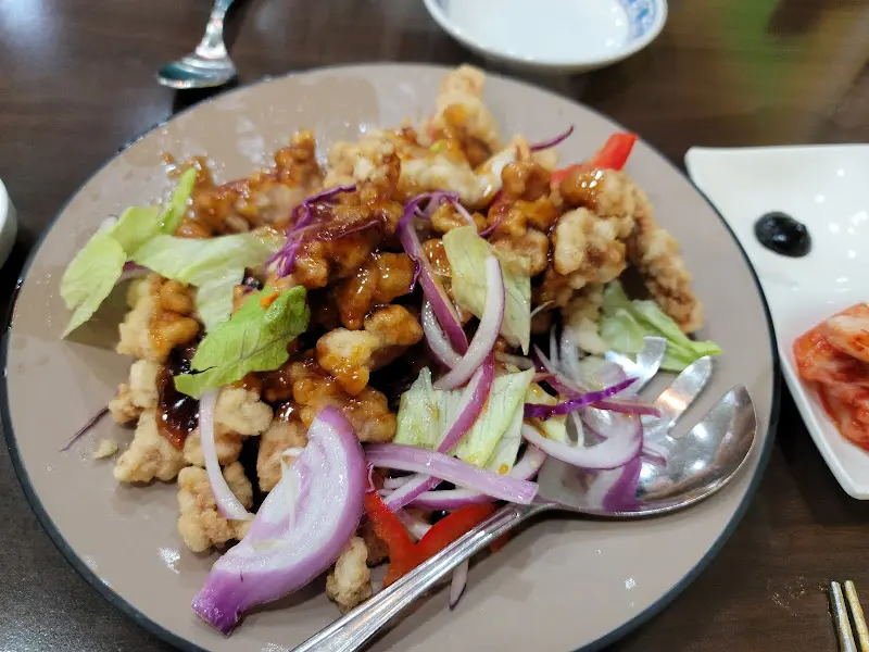 달콤한 소스가 뿌려진 탕수육