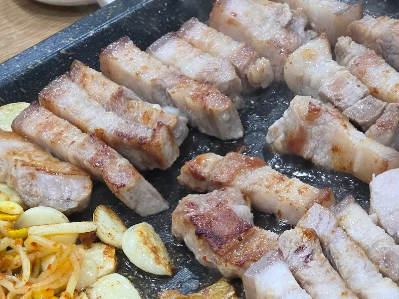 노릇하게 구워진 오겹살