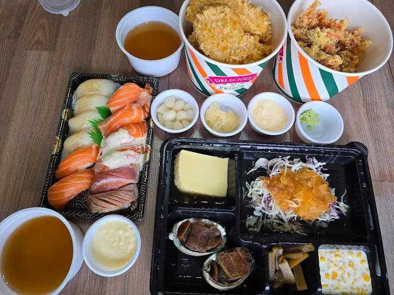 독도새우 튀김, 고구마 튀김, 초밥 한상차림