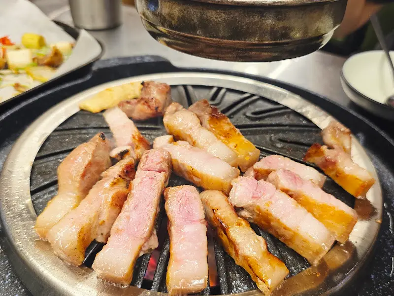 노릇하게 구워진 흑돼지 삼겹살