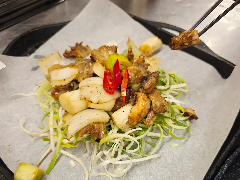 구운 야채와 함께 나오는 도래창