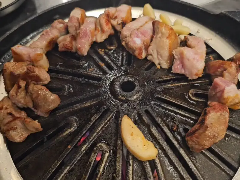 숯불 위에서 맛있게 익어가는 흑돼지