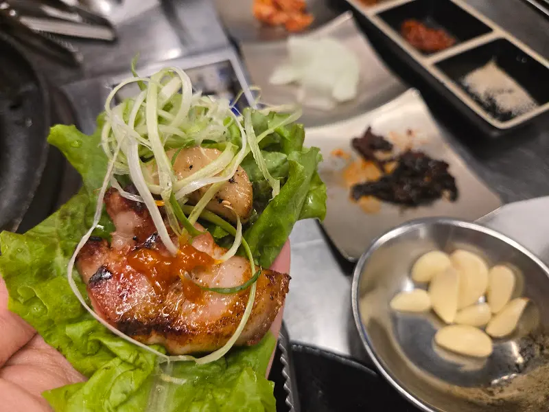 쌈에 싸먹는 흑돼지