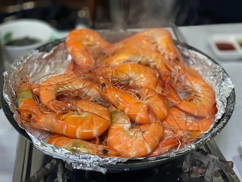 소금 위에 구워진 붉은 대하구이