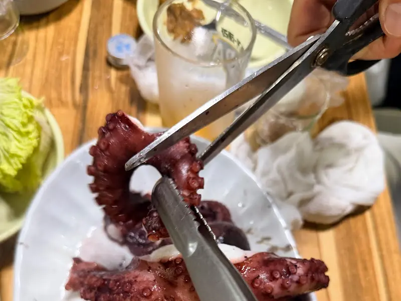 멍텅구리에서 맛볼 수 있는 신선한 문어