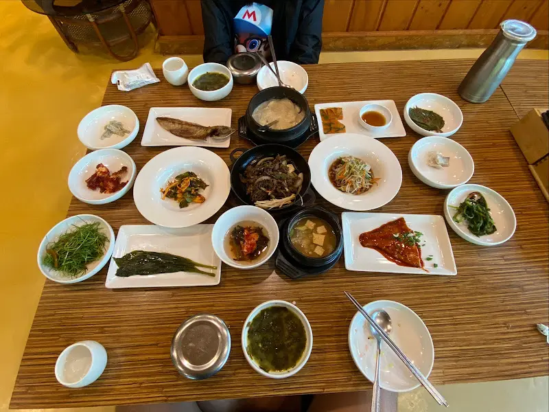 한 상 가득 차려진 불고기 한정식