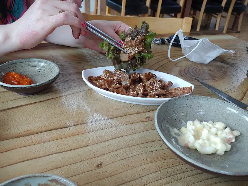 돼지갈비와 채소의 조화