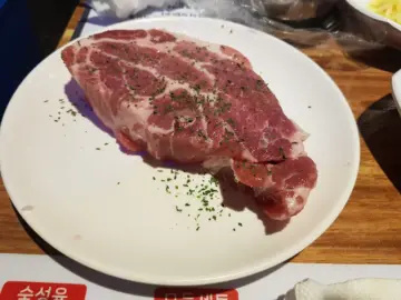 내서 맛집 탐방기: 더하다 숙성육, 물의 과학으로 완성된 창원 돼지고기의 신세계