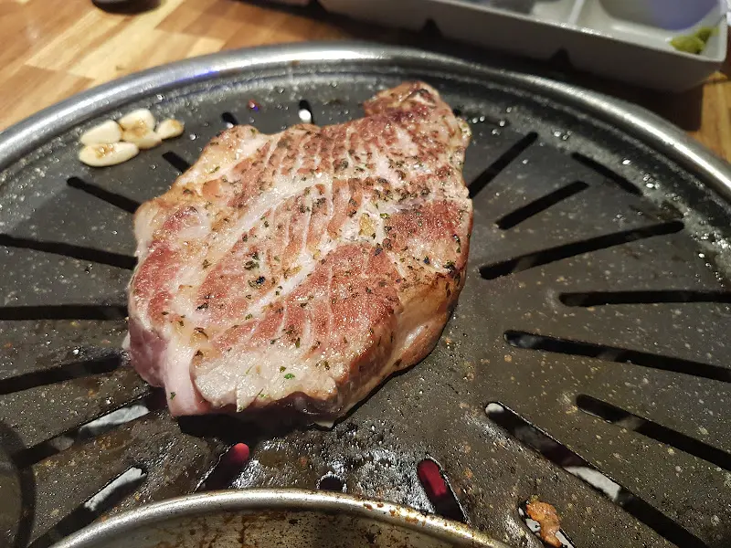 불판 위에서 익어가는 삼겹살