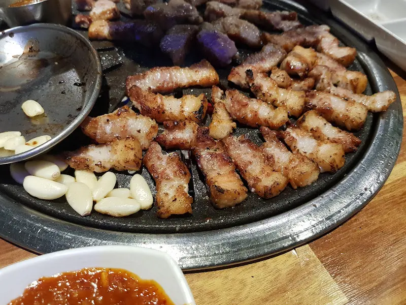 불판 위 삼겹살과 마늘