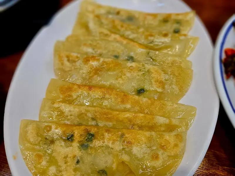 노릇하게 구워진 납작만두