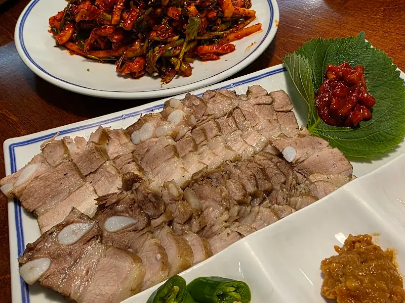 윤기가 흐르는 수육