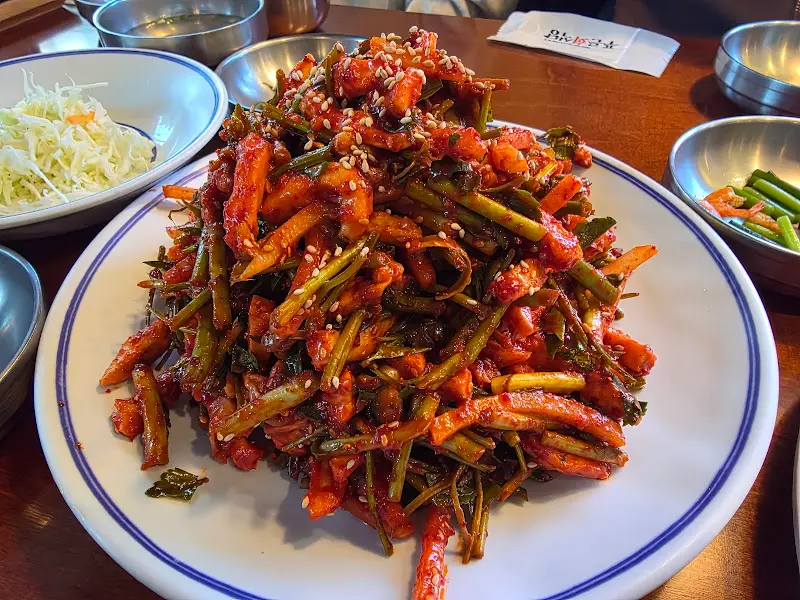 푸짐한 오징어 무침회의 모습