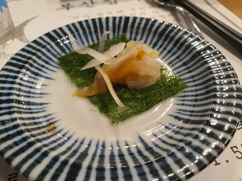 정갈하게 담긴 해산물