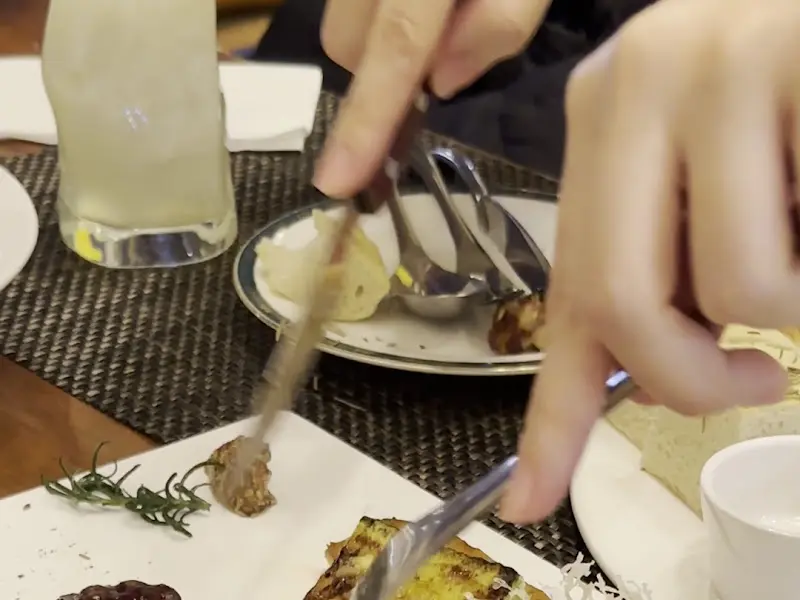 식전빵을 먹기 좋게 자르는 모습