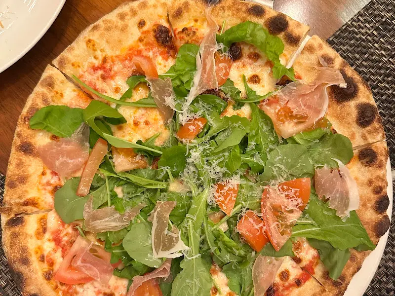 루꼴라와 프로슈토가 듬뿍 올려진 디아볼로 피자