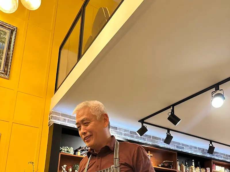 환하게 웃고 있는 셰프