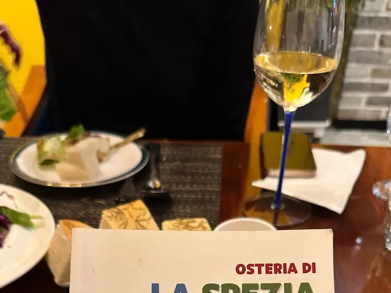 와인잔이 놓여있는 테이블